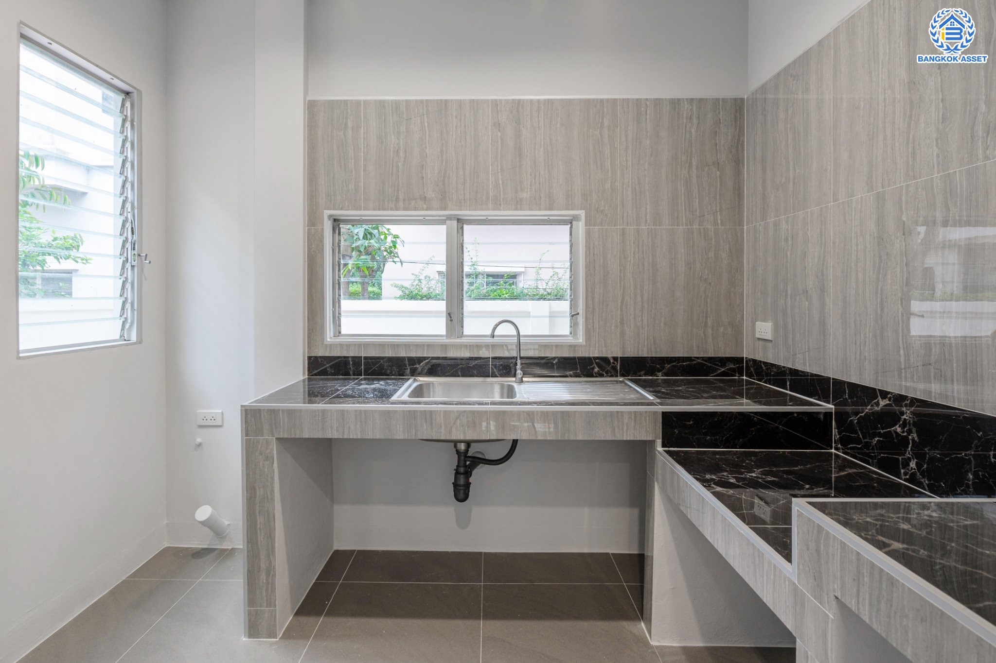 บ้านมือสองตกแต่งใหม่ คุณภาพแบรนด์ LH ม.ชัยพฤกษ์ ราชพฤกษ์-แจ้งวัฒนะ หลังใหญ่ เนื้อที่ 59.9 ตร.ว. ฟังก์ชัน 3 ห้องนอน 3 ห้องน้ำ 2 ที่จอดรถ ภายในตกแต่งหรูหรา บนทำเลศักยภาพติดถนนราชพฤกษ์ เชื่อมสู่แจ้งวัฒนะได้อย่างรวดเร็ว และเพียง 10 นาทีถึงรถไฟฟ้า "สถานีบางรักใหญ่"